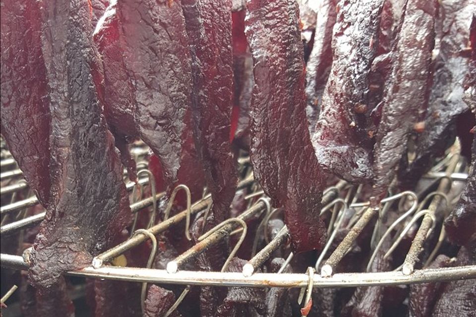 Superzartes Pastrami Beef Jerky aus dem Bullet Smoker