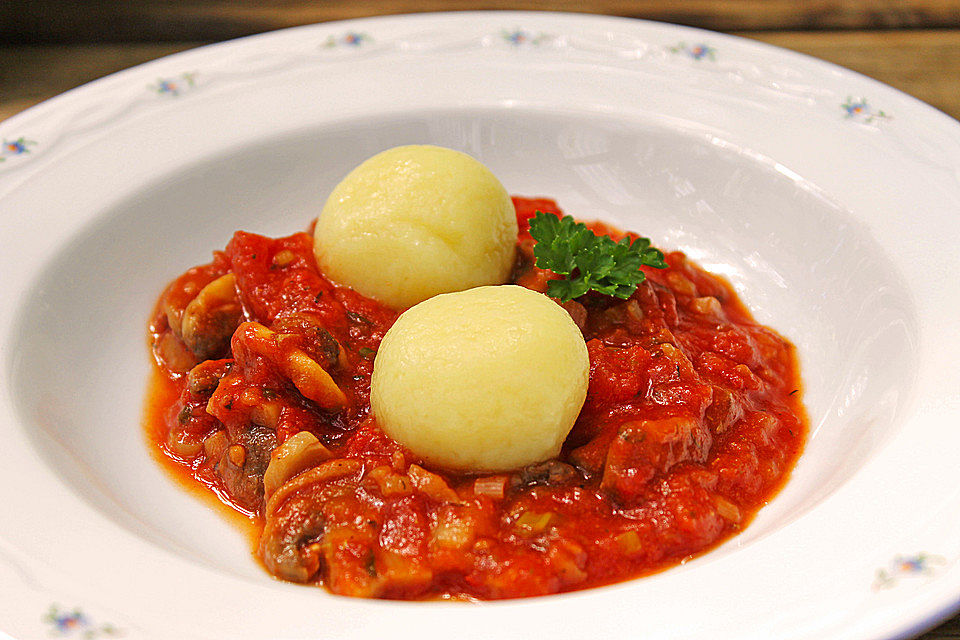 Kräuterknödel mit Tomaten - Champignon - Soße