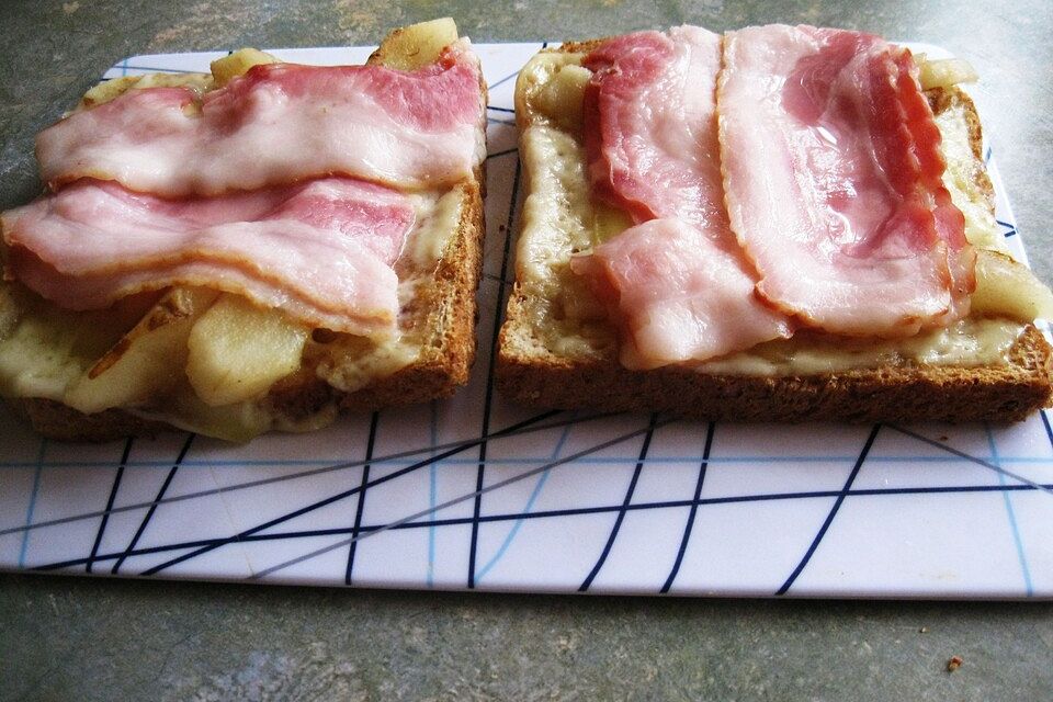 Toast mit Birne und Bacon