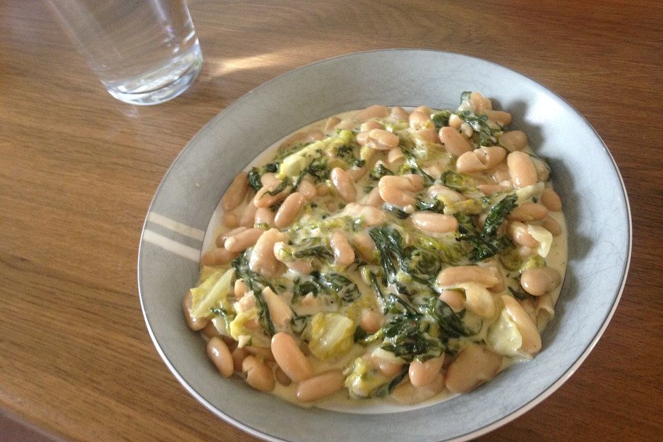 Gekochter Weißer Bohnensalat mit Hirtenkäse