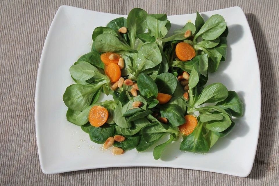 Feldsalat mit Physalis und Pinienkernen