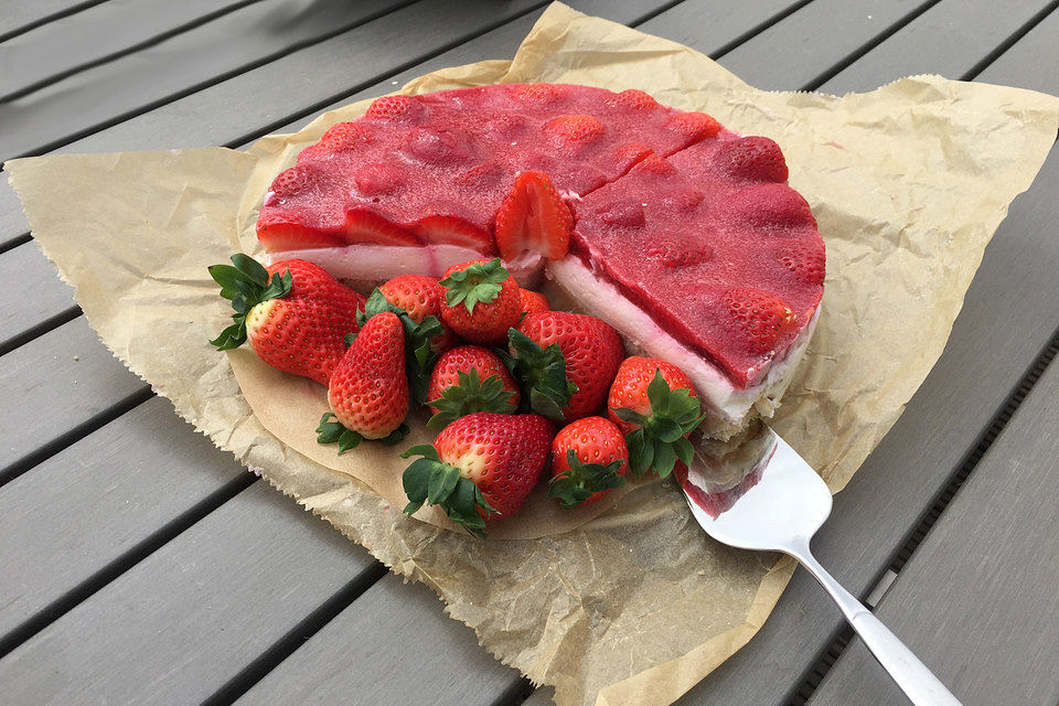 Erdbeerkuchen mit Biskuitboden