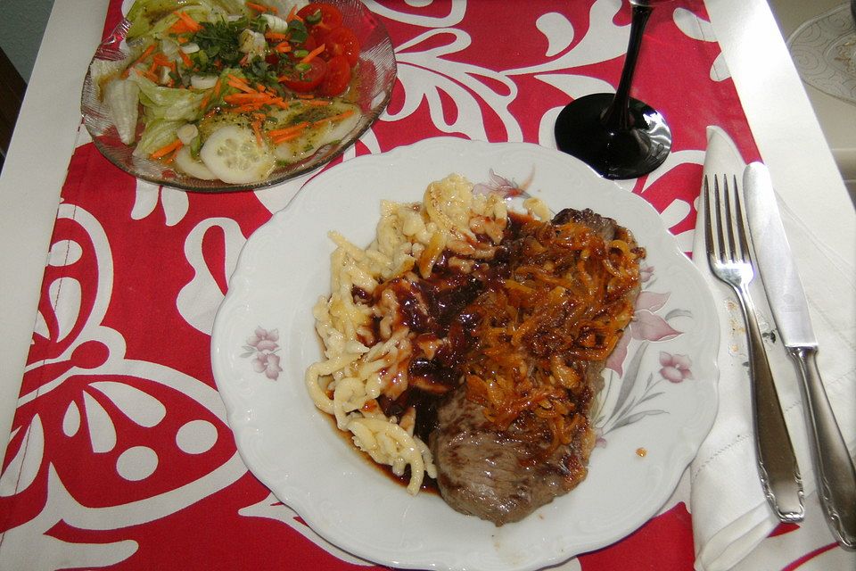 Zwiebelrostbraten mit Kässpätzle und Rotweinsößle