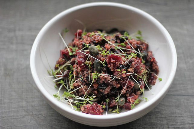 Quinoasalat mit schwarzen Bohnen, Rote Beten und Kürbiskernen von Xinon ...