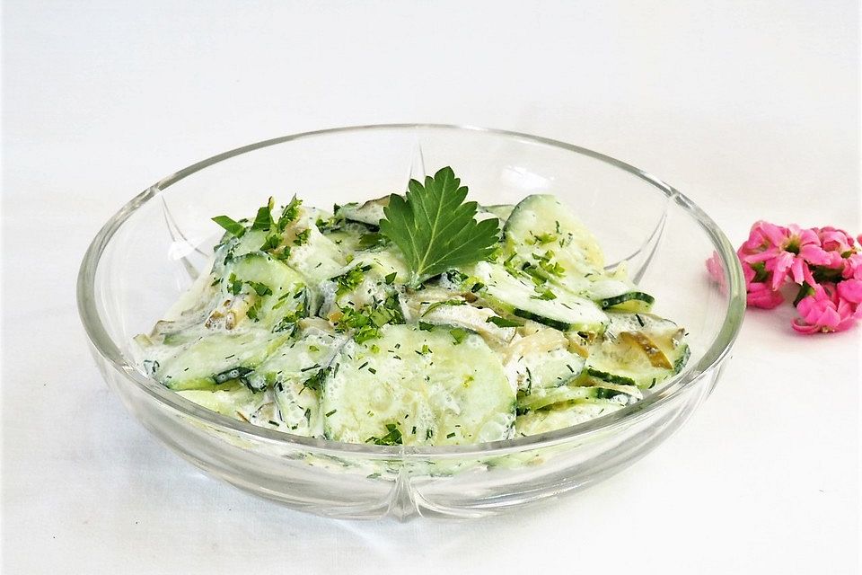 Gurkensalat mit Salat- und Gewürzgurken