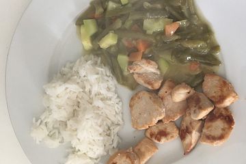 Hähnchenbrust mit Reis und Gemüsesauce