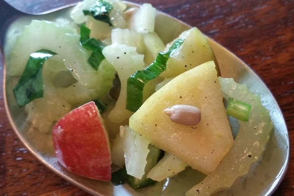 Apfel-Sellerie-Salat mit Bärlauch