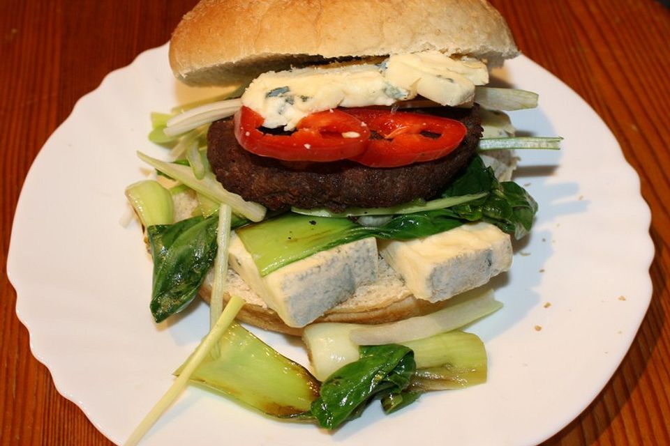 WagyuBurger mit  Pakchoi und Bärlauch