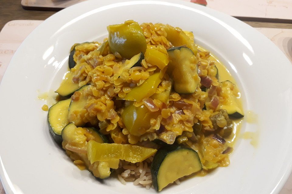 Gelbe Linsen-Curry mit Kokosmilch, Paprika und Zucchini