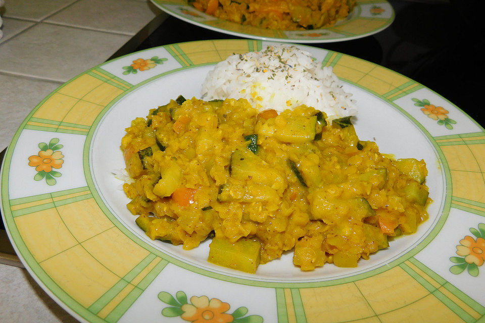 Gelbe Linsen-Curry mit Kokosmilch, Paprika und Zucchini