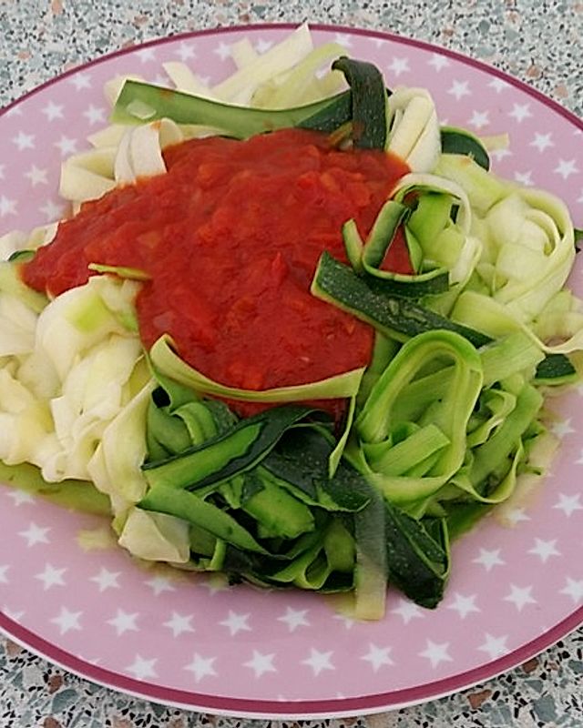 Zoodles mit Tomaten-Paprika-Soße