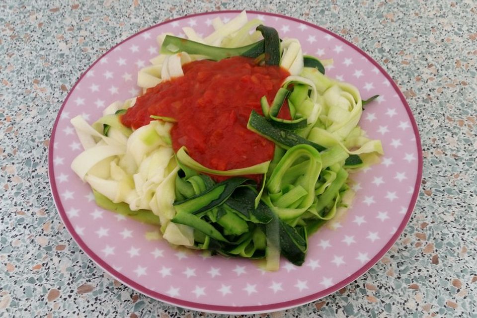 Zoodles mit Tomaten-Paprika-Soße