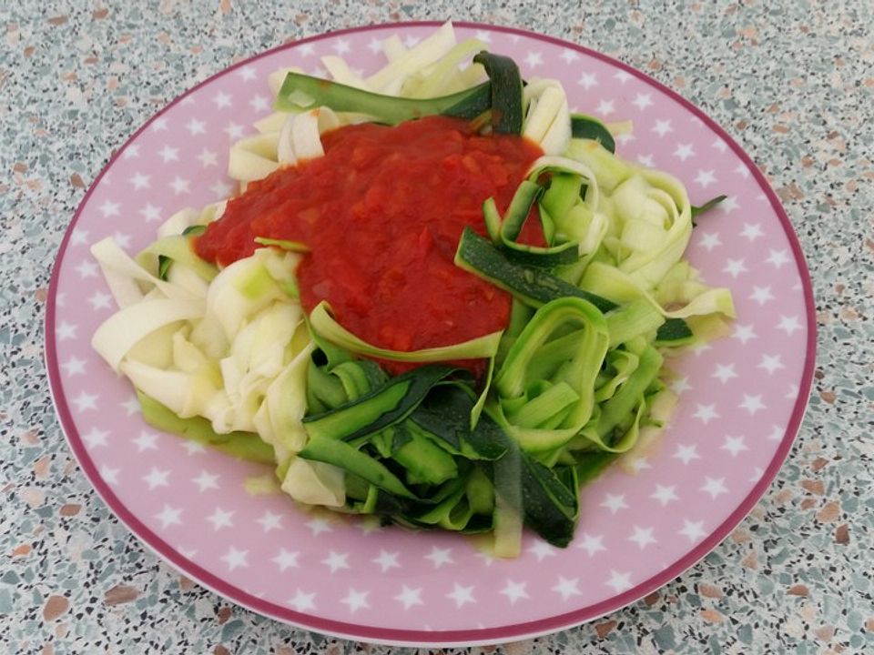 Zoodles mit Tomaten-Paprika-Soße von Julinika| Chefkoch