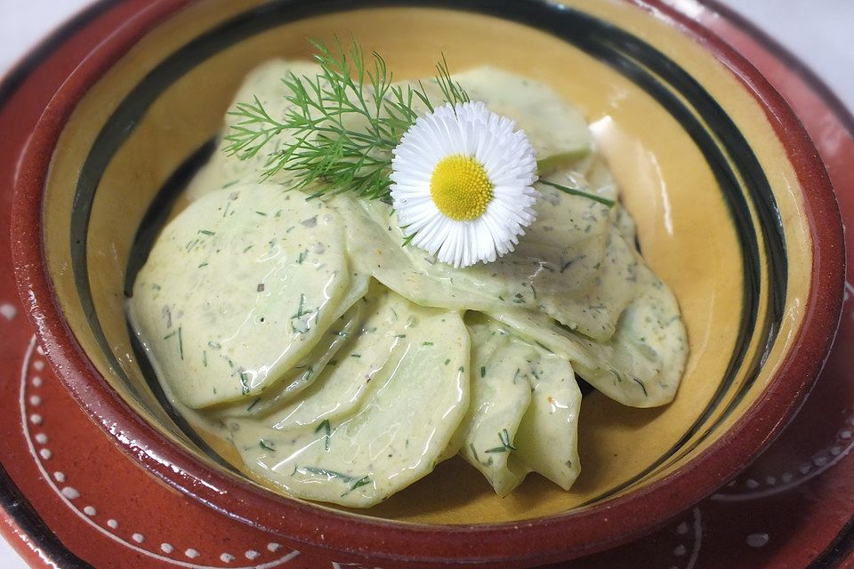 Gurkensalat mit saurer Sahne, Ingwer und Kurkuma