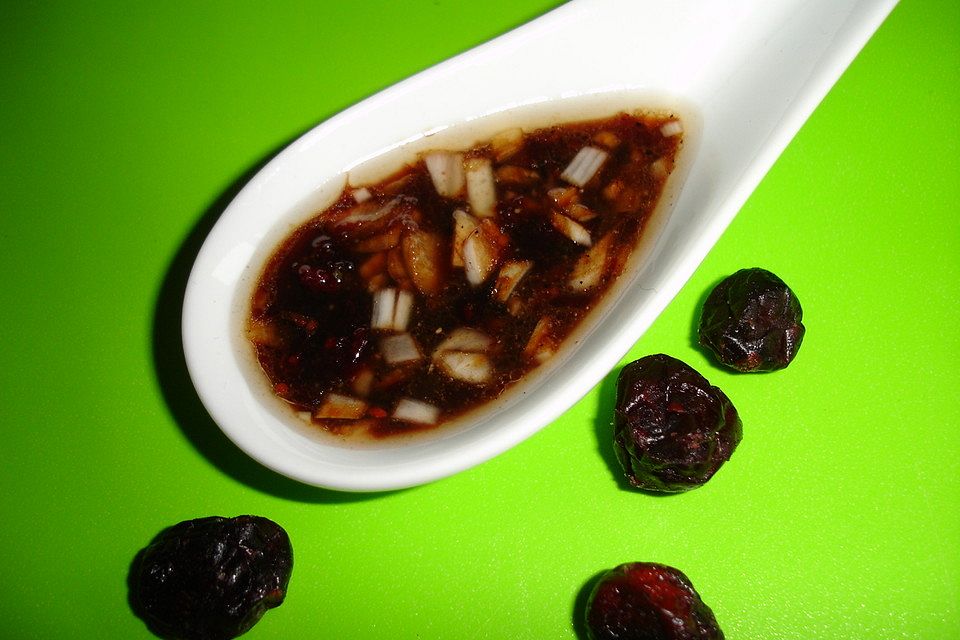 Salatdressing mit Balsamico, Cranberries und Ahornsirup