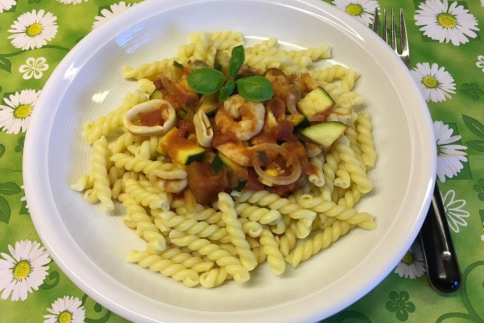 Nudeln mit Meeresfrüchten in Tomatensoße