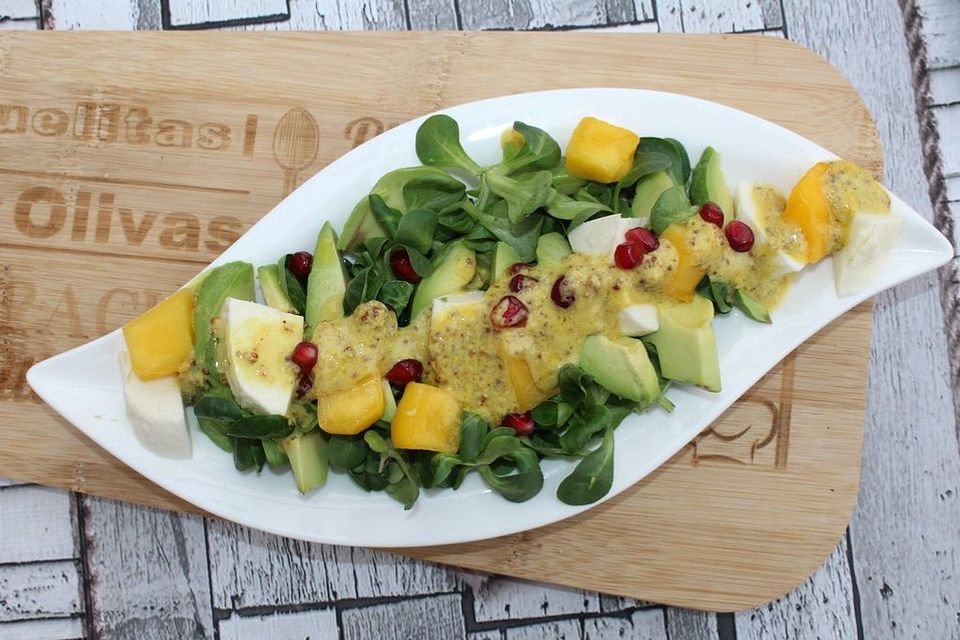 Feldsalat mit Avocado, Mango, Granatapfel und Ziegenkäse