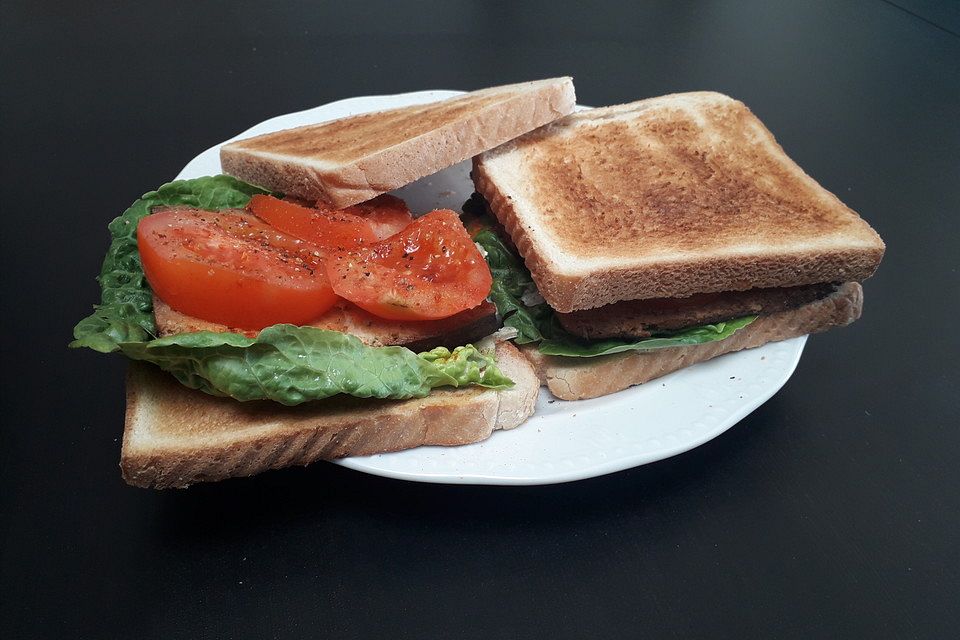 Räuchertofu-Sandwich mit Salat und Tomaten