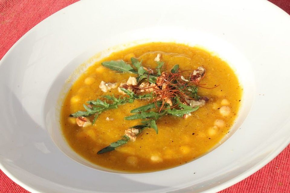Tonka-Kürbissuppe mit Kichererbsen Tonka-Kürbissuppe mit Kichererbsen
