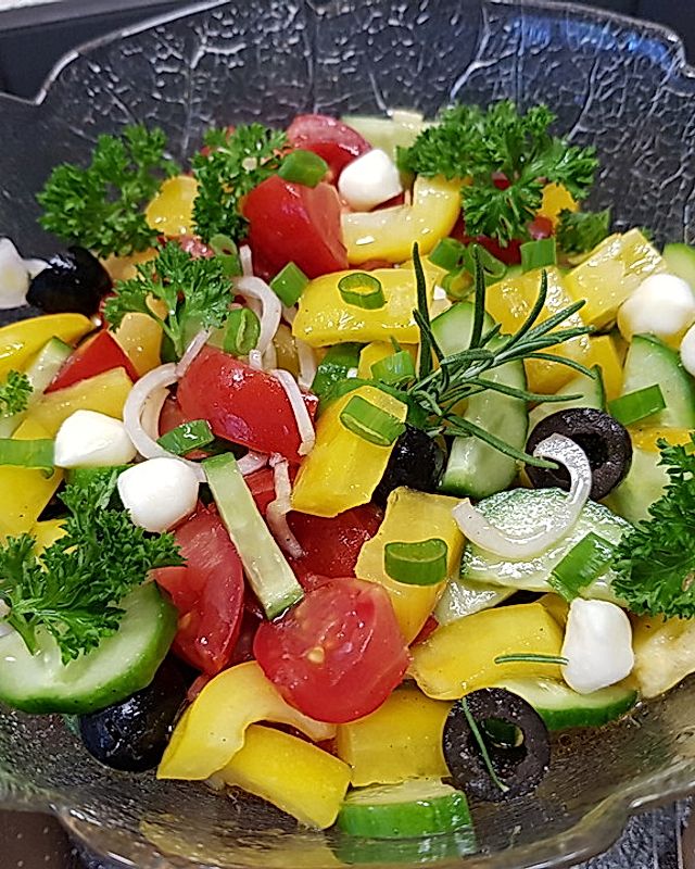 Salat mit Oliven, Mini-Mozzarella, Paprika, Tomaten, Zwiebeln und Chiliöl