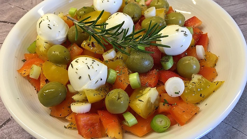 Salat Mit Oliven Mini Mozzarella Paprika Tomaten Zwiebeln Und Chiliol Von Kitchenuser Chefkoch