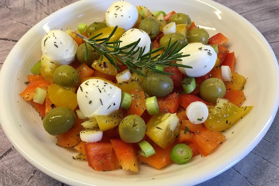 Salat mit Oliven, Mini-Mozzarella, Paprika, Tomaten, Zwiebeln und Chiliöl