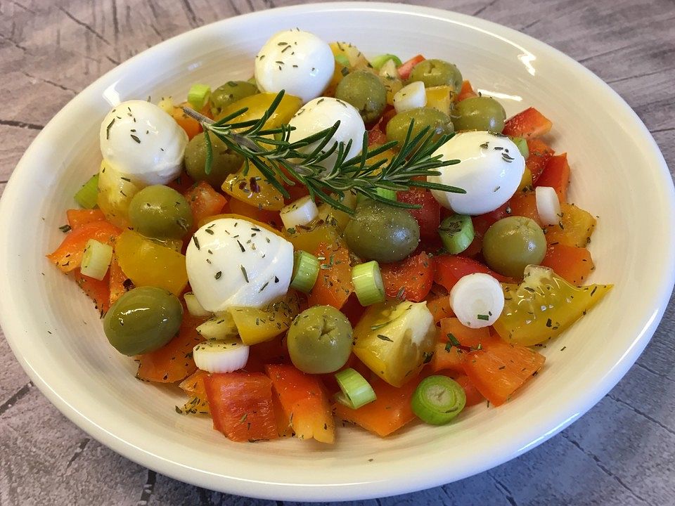 Salat mit Oliven, Mini-Mozzarella, Paprika, Tomaten, Zwiebeln und ...