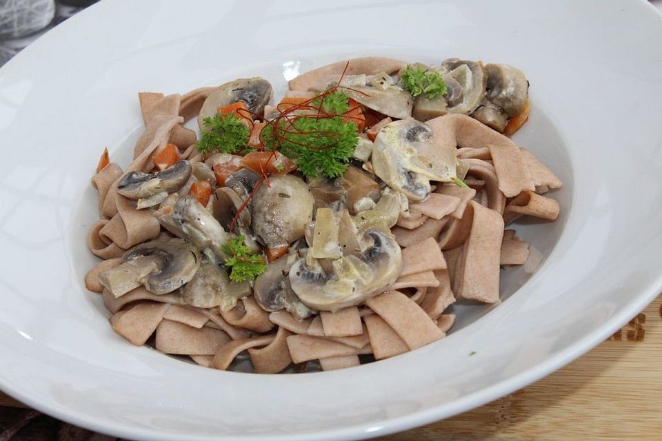 Bandnudeln mit Champignons, Karotten und Thymian