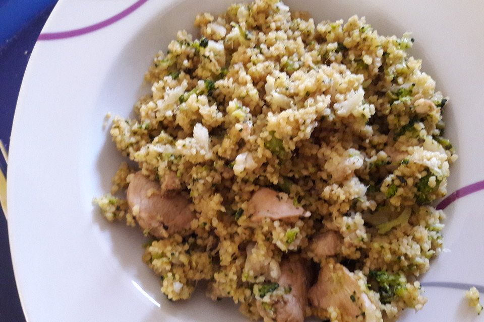 Couscous mit Geflügel und Gemüse aus dem Wok