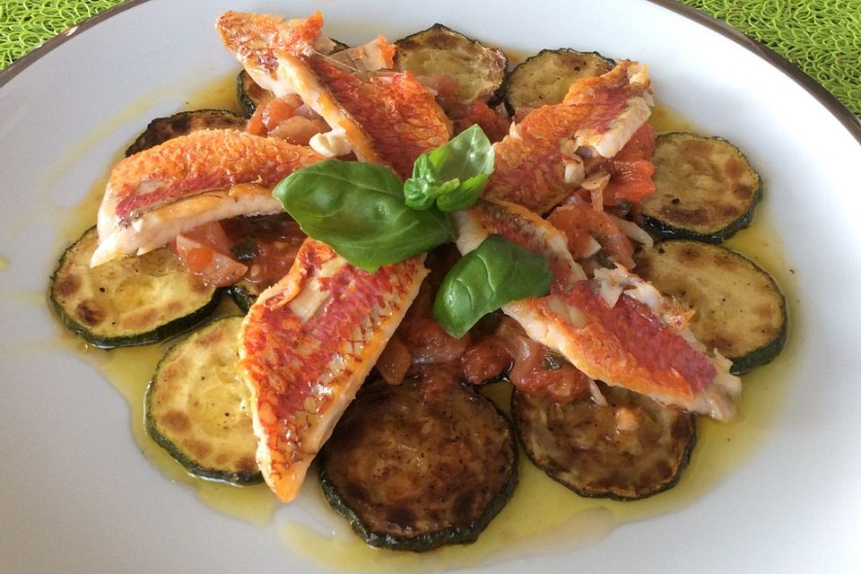 Rotbarbenfilets mit Zucchini und Tomatensalsa