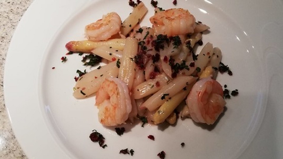 Lauwarmer Spargelsalat mit Minz-Cranberry-Gremolata und Garnelen von ...