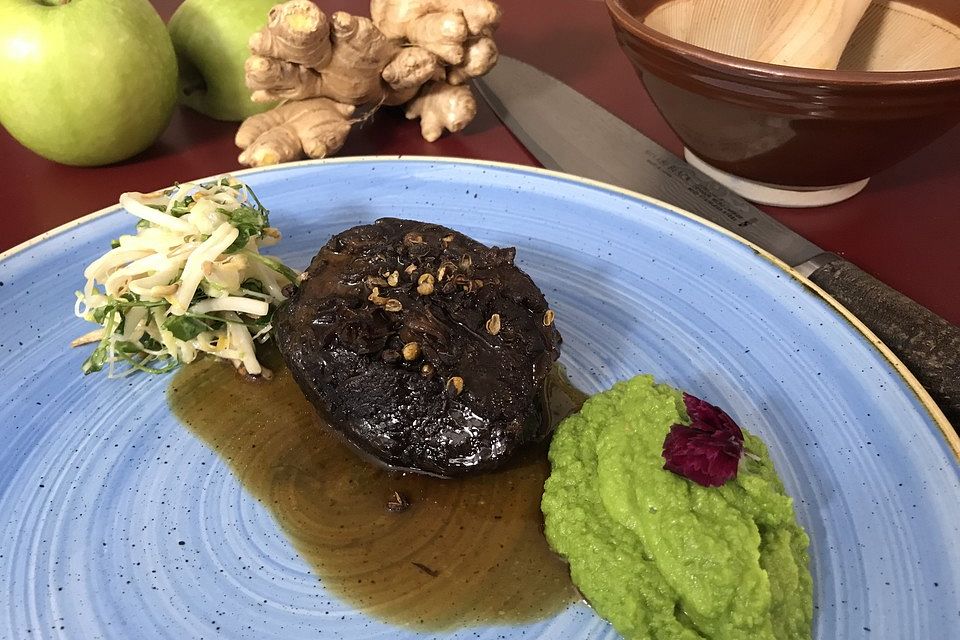 Geschmorte Ochsenbacken mit Erbsenpüree und Sprossensalat