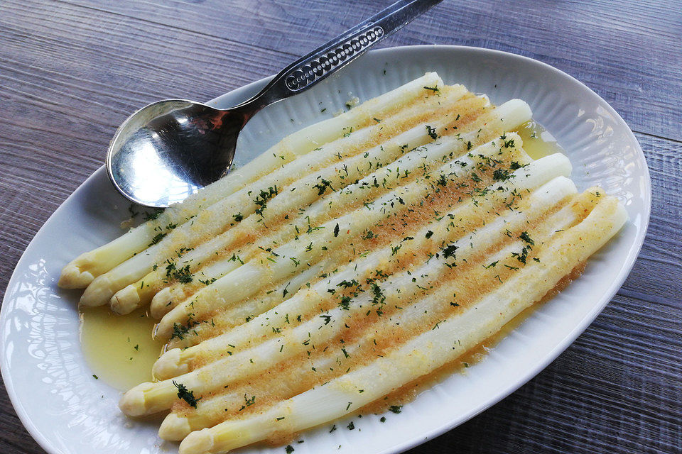 Spargel in der Folie gebacken mit neuen Kartoffeln und Nussbutter