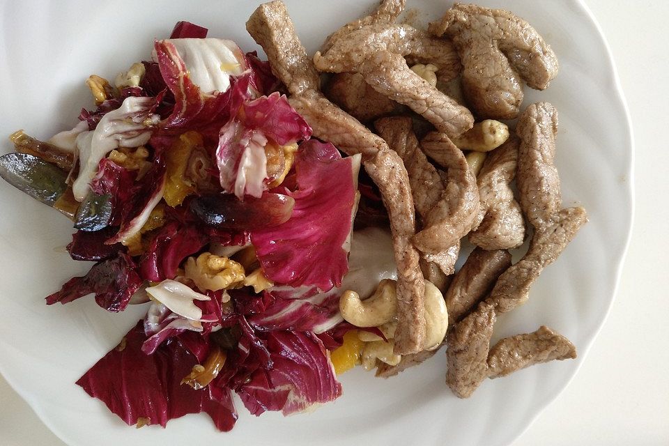 Würzige Schnitzel mit Radicchio-Orangen-Salat mit Weintrauben und Datteln