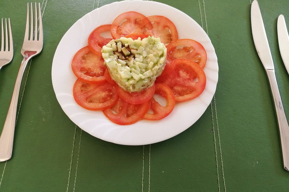 Gurkentatar auf Tomatencarpaccio