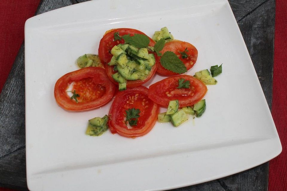 Gurkentatar auf Tomatencarpaccio