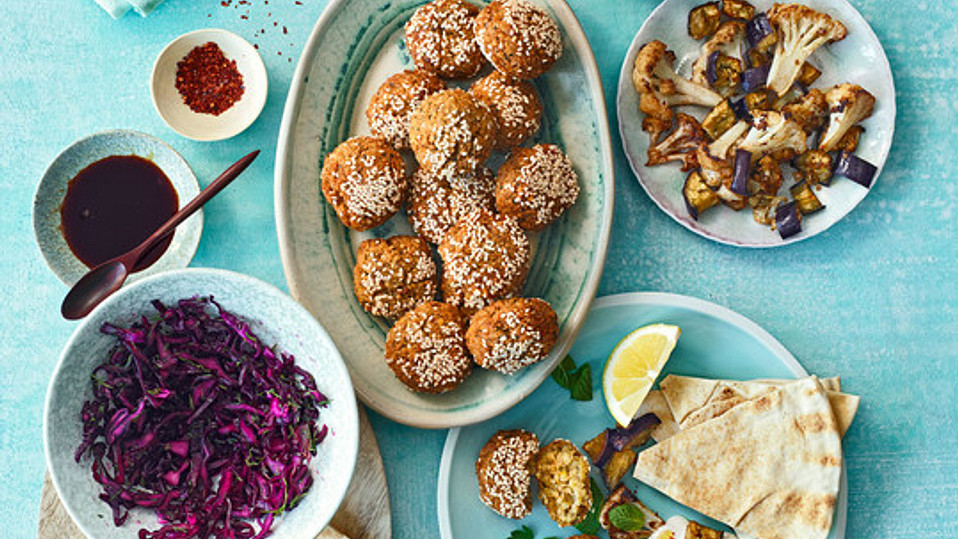 Falafel-mit-Rotkohl-Salat-und-Tahinsauce