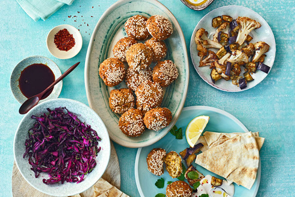 Falafel mit Rotkohl-Salat und Tahinsauce