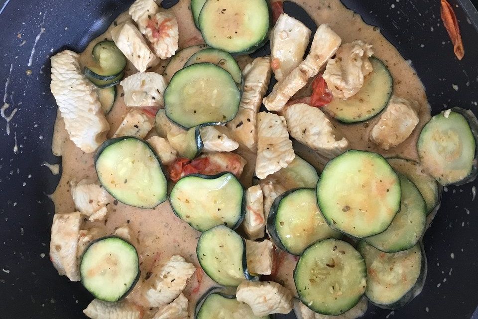 Putengeschnetzeltes mit Zucchini und Tomaten