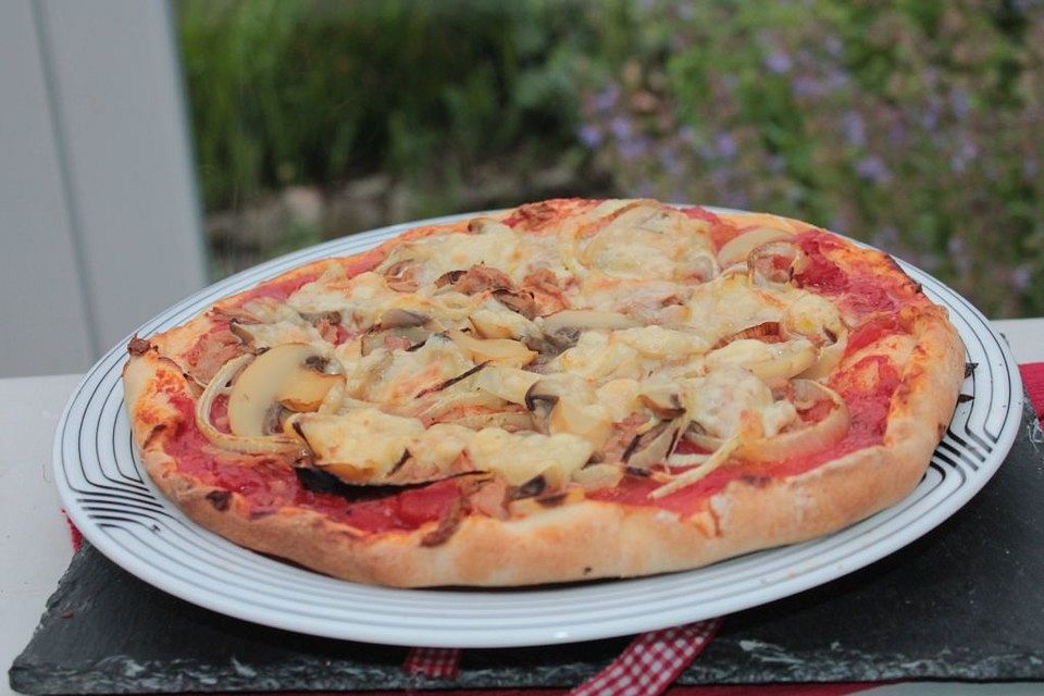 Pizza mit Thunfisch