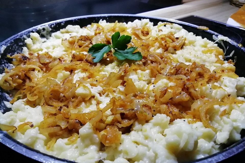 Käsespätzle mit Honigzwiebeln