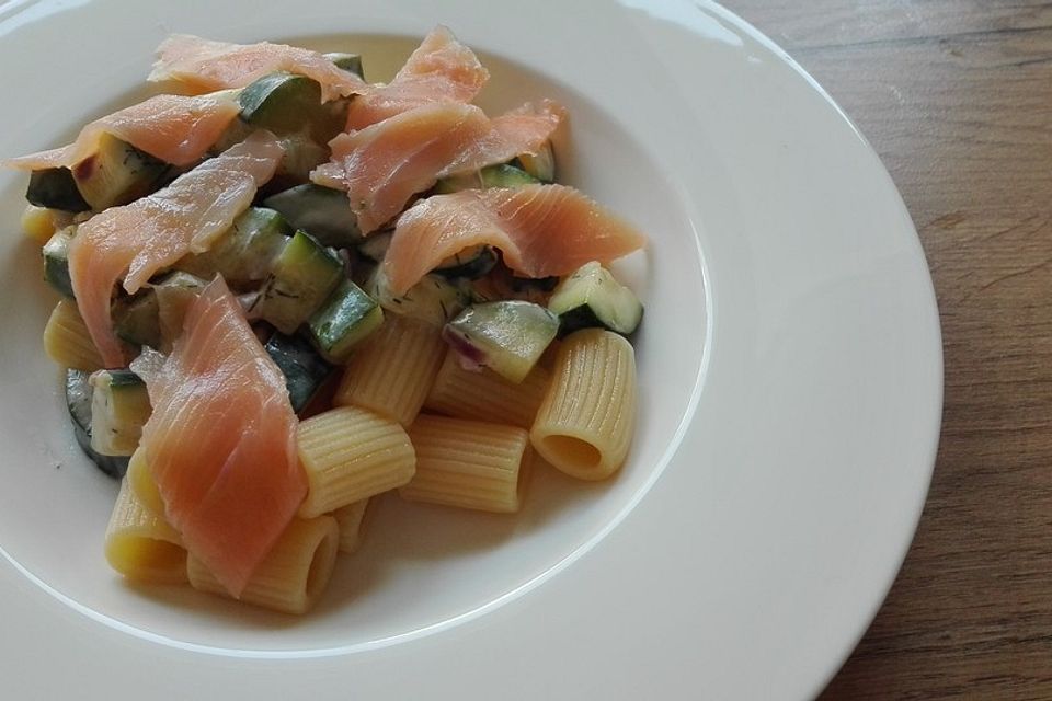 Spaghetti mit Lachs und Zucchini