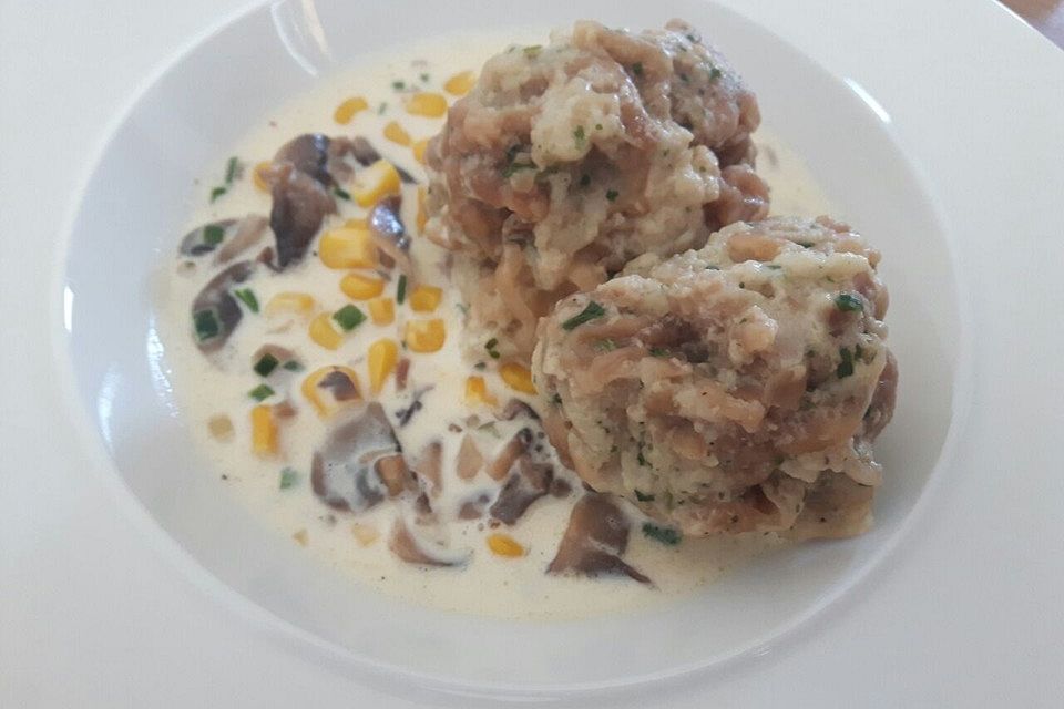 Brezenknödel mit Champignon-Mais-Gemüse