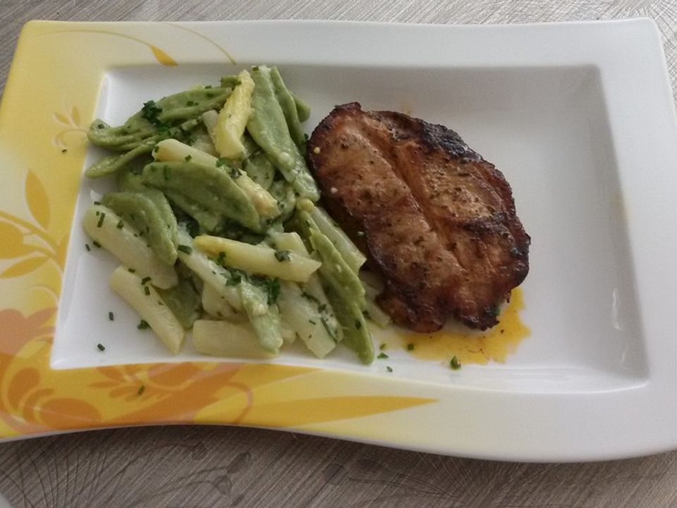 Grüne Tagliatelle mit gebratenem Spargel und Walnüssen in Käsesauce von ...