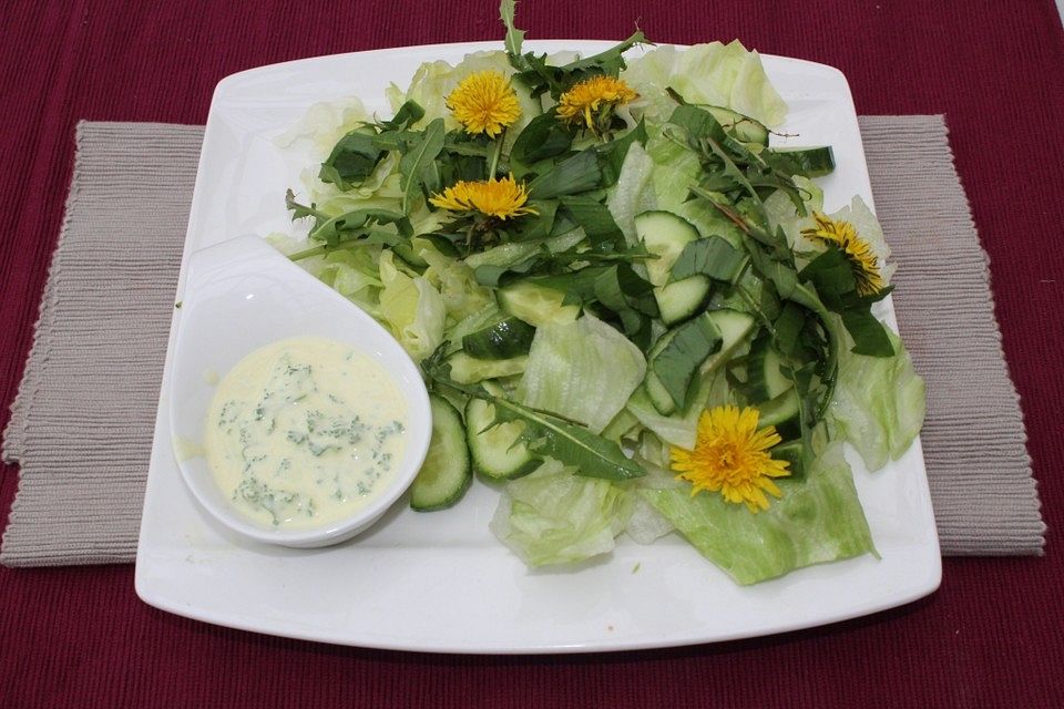 Eisberg-Gurken-Löwenzahn-Salat mit Bärlauch und feinem Senf-Joghurt-Petersilien-Dressing