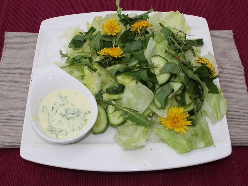 Eisberg-Gurken-Löwenzahn-Salat mit Bärlauch und feinem Senf-Joghurt ...