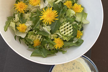 Eisberg-Gurken-Löwenzahn-Salat mit Bärlauch und feinem Senf-Joghurt-Petersilien-Dressing