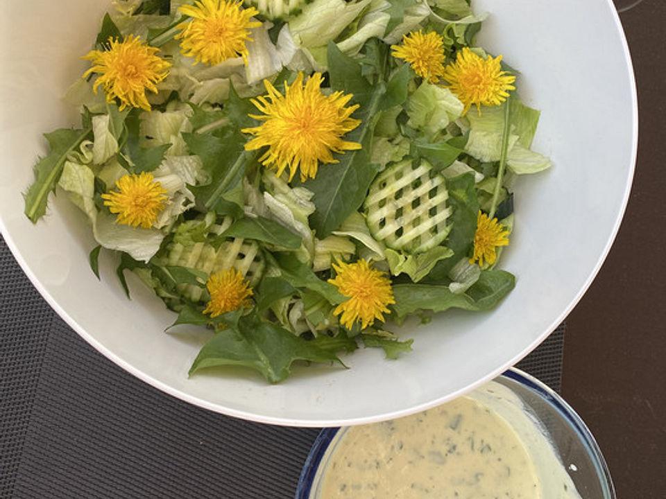 Eisberg-Gurken-Löwenzahn-Salat mit Bärlauch und feinem Senf-Joghurt ...