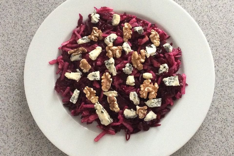 Fruchtiger Salat aus fermentiertem Apfel-Rotkohl