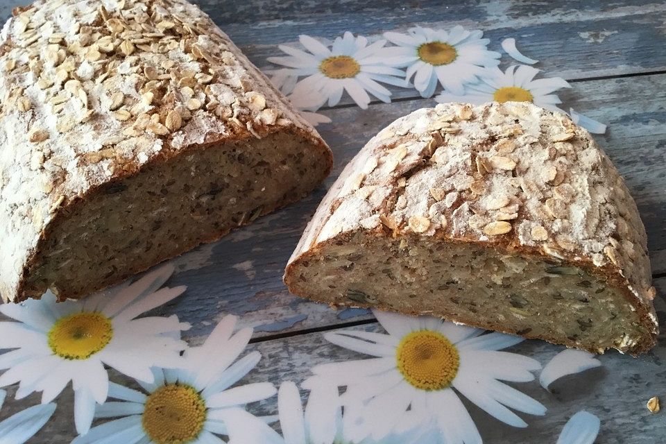 Knuspriges Gersten-Roggen-Dinkel-Quarkbrot mit Körnermix